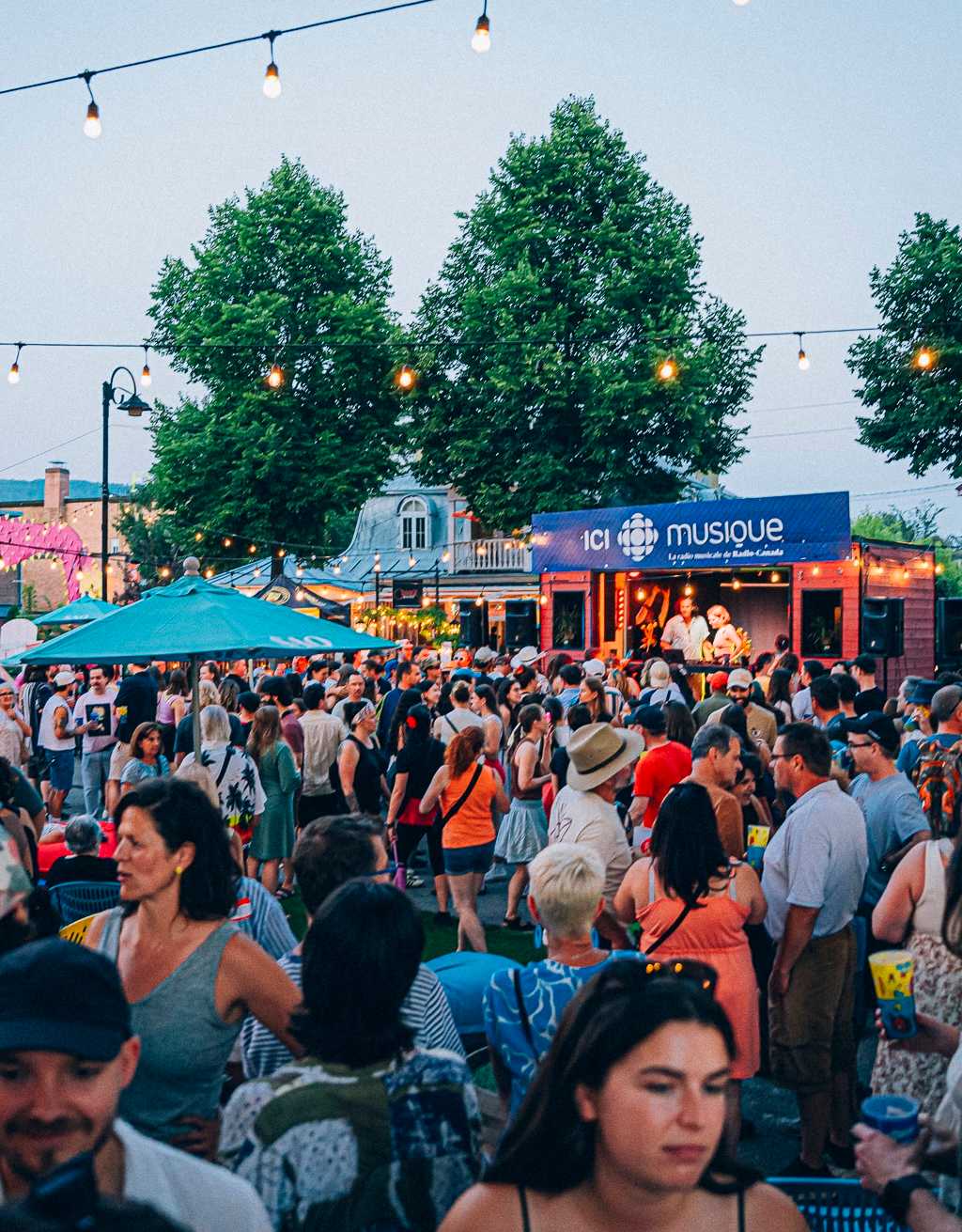 Le Parvis du Festif! en période d'achalandage